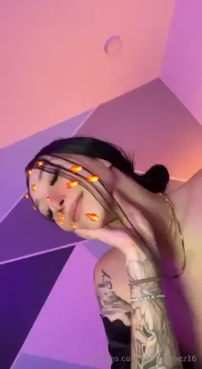 I feel so hot right now can we both make this moment hotter 