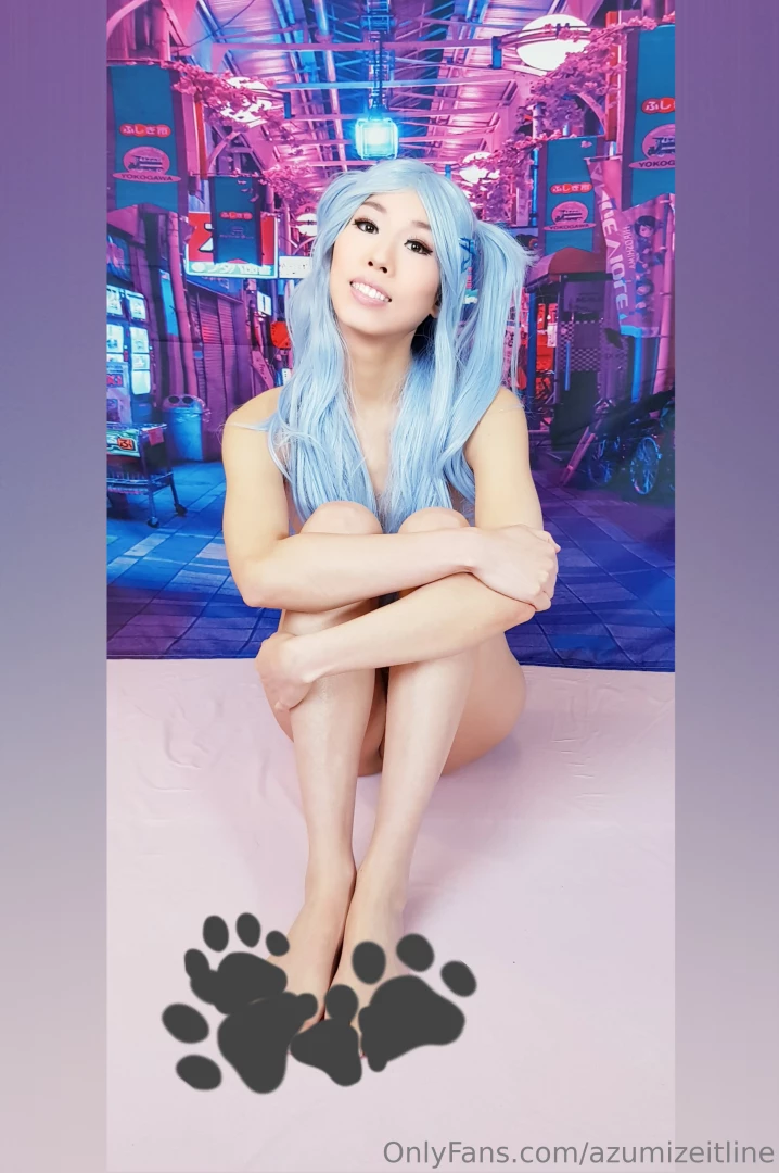 Definitely not covering my bare feet with paw print emojis 