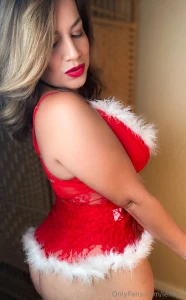 Who needs mistletoe slide into my dms and let s make this holiday even