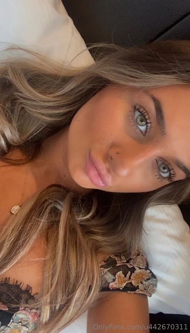 Treating my date to a bathroom bj our date was so hot i couldn t wait 