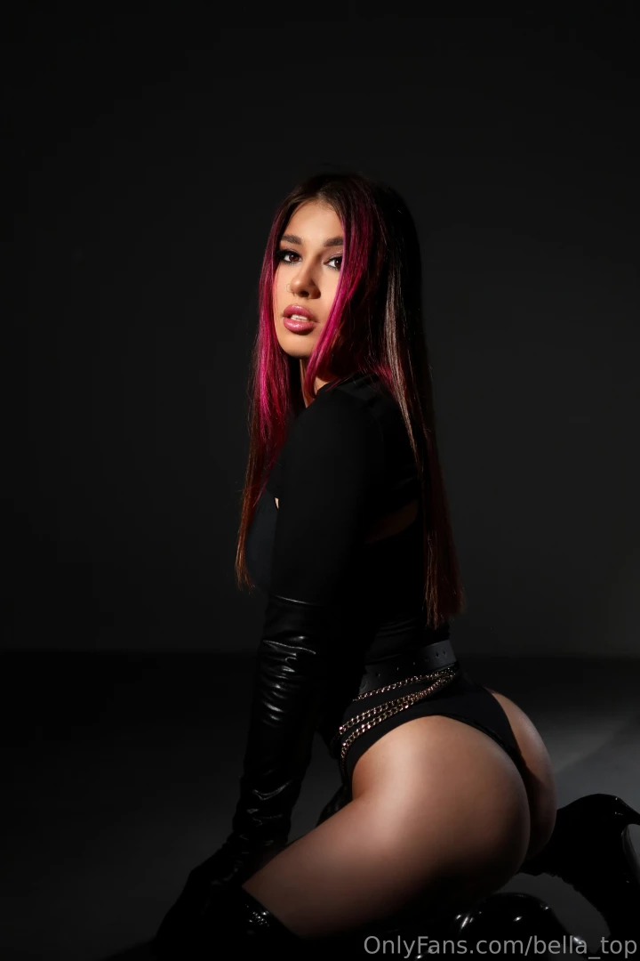 All the attention is on my beautiful eyes not my ass 
