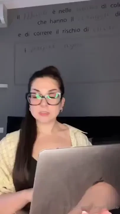 Segretaria piccante aiuta i clienti a sborrare oggi ero a lavoro nel 