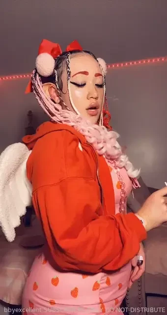 Smack it while i smoke a lil smoke 