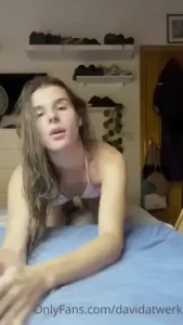 Mis ni os os dejo por aqu este v deo cachondisima en la cama me termin