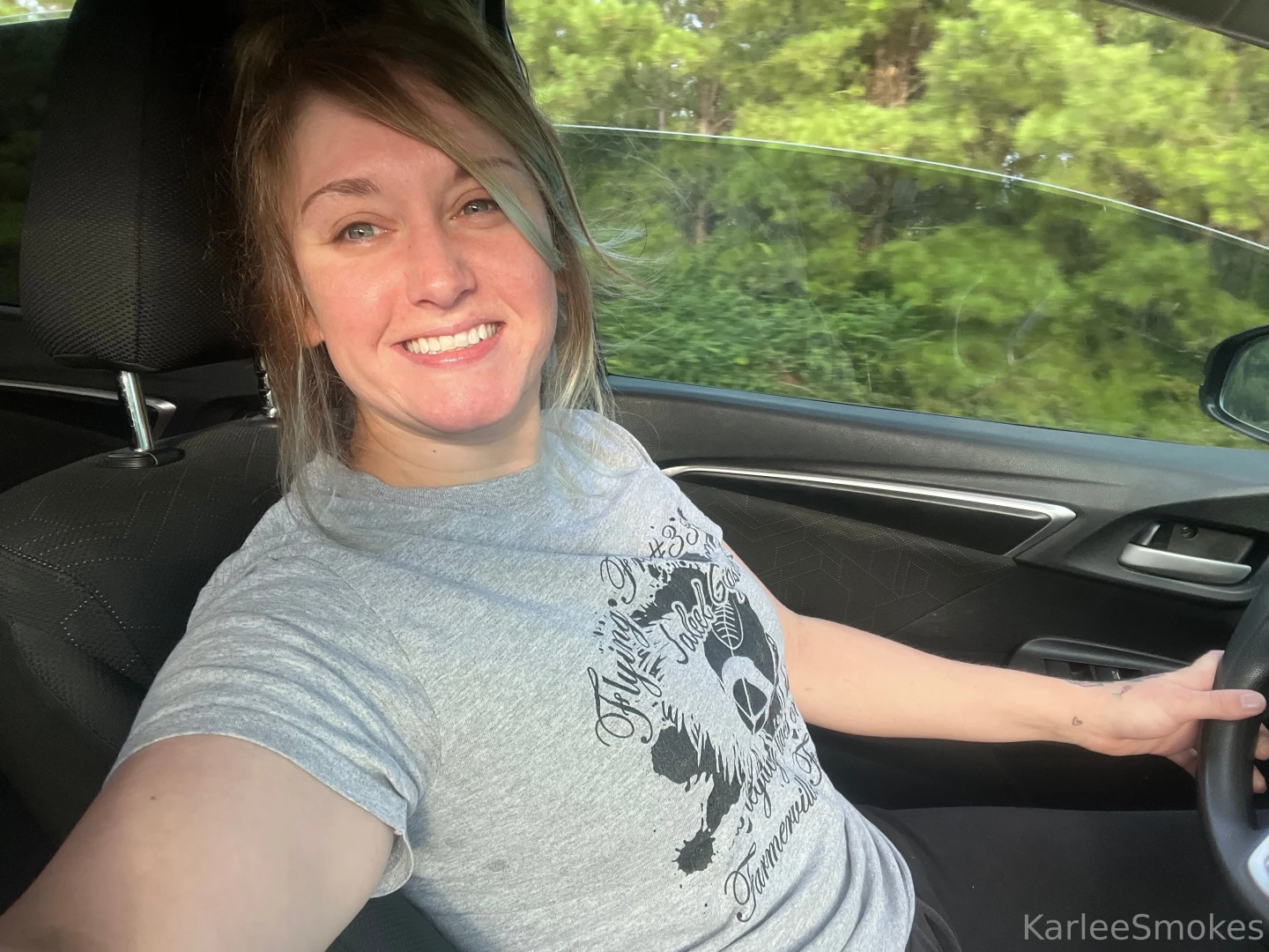 Hey yall i have a cute purple shirt blue thong and some old pink thigh 