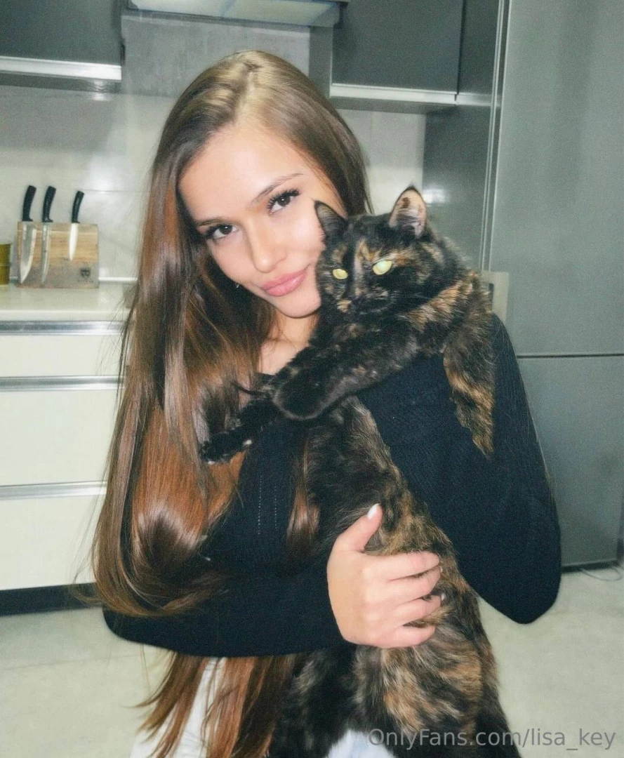 Two queens in one picture 