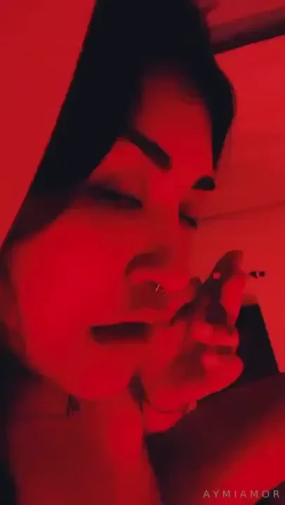 Te susurro con el ca ito en la mano 