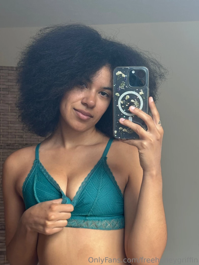 Looking for some cleavage kisses 