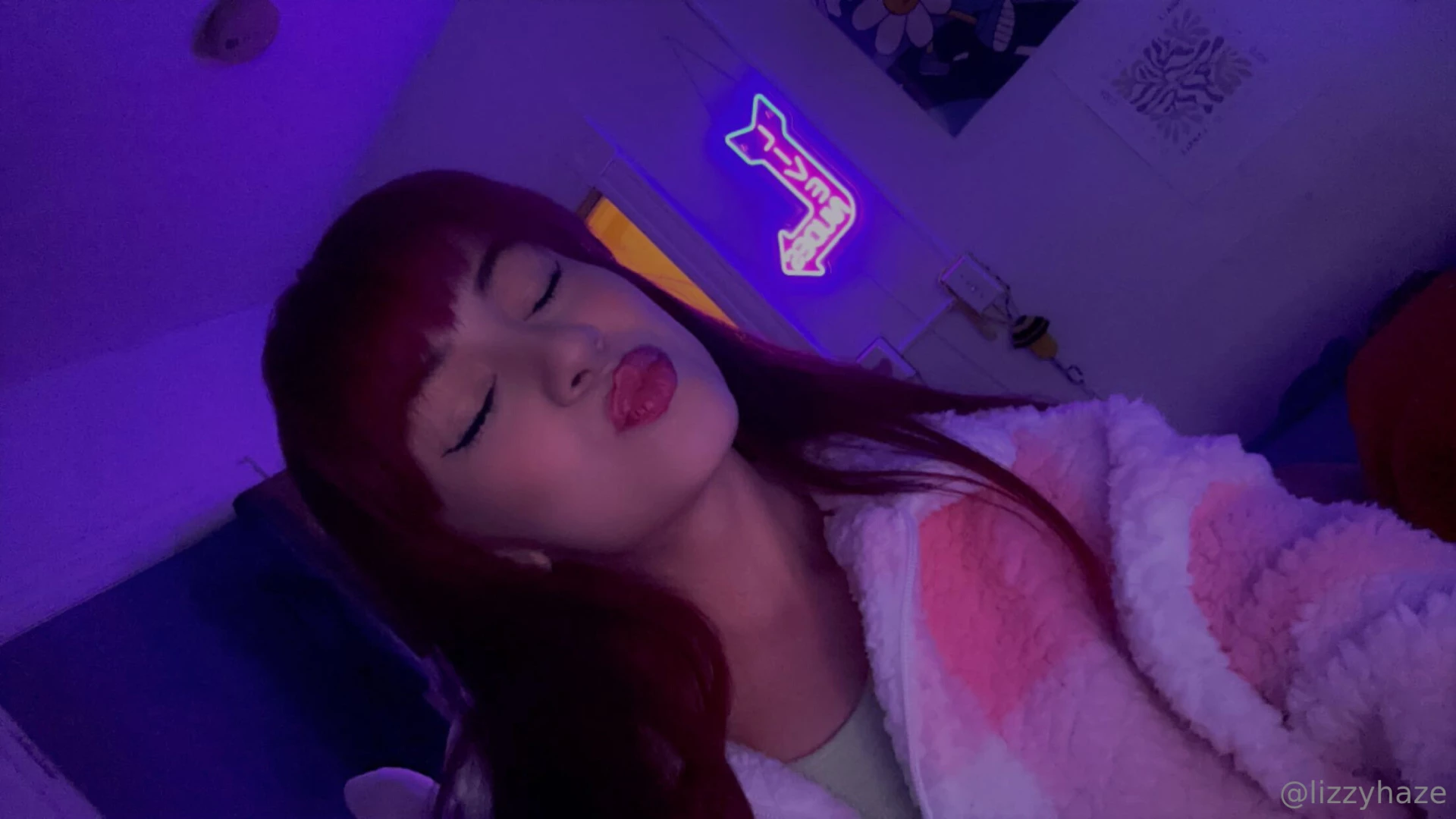 Can you read my sign if so make sure you sub to my vip page lizzyhaze 