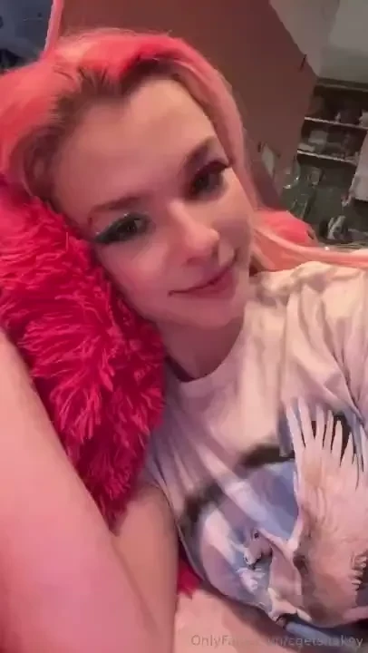 Lift my t-shirt up baby 