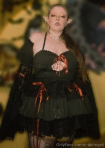 My first moeflavor outfit has arrived and i feel like the goth queen i