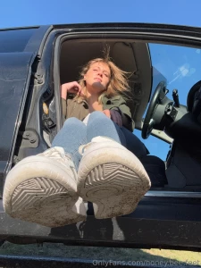 Knie dich hin und atme tief ein rast machen und mir die f e massieren part 3