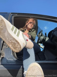 Knie dich hin und atme tief ein rast machen und mir die f e massieren part 13