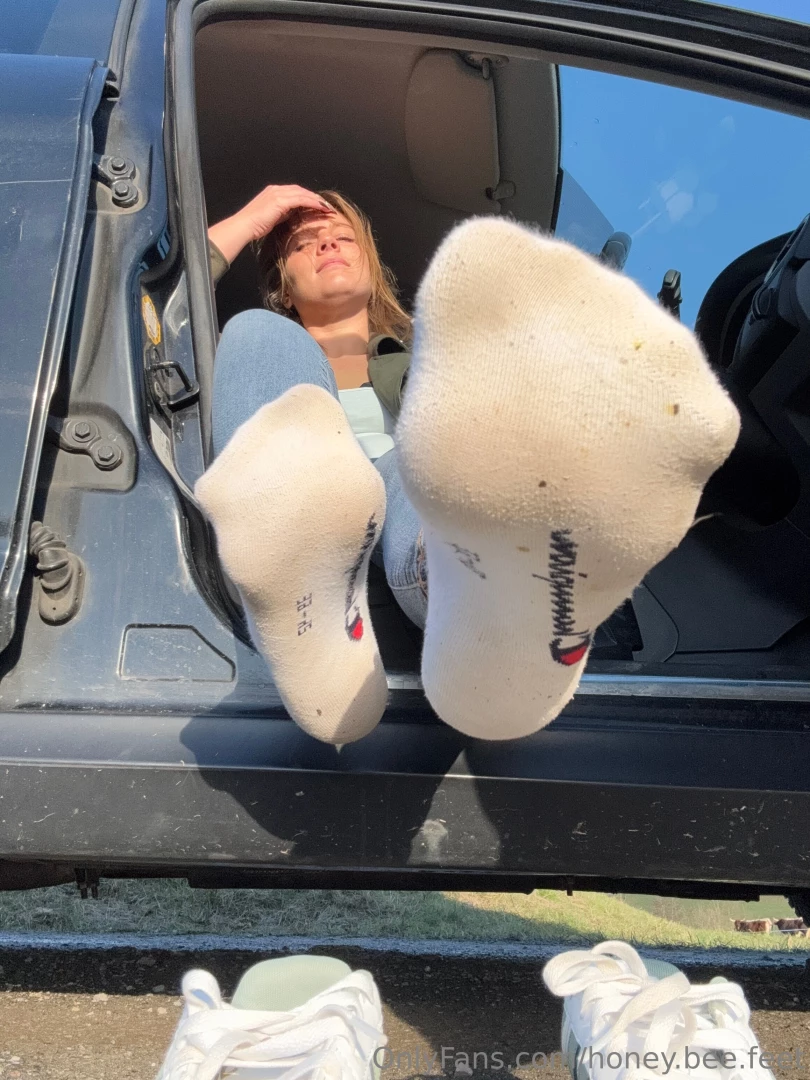 Knie dich hin und atme tief ein rast machen und mir die f e massieren part 1 