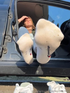 Knie dich hin und atme tief ein rast machen und mir die f e massieren part 1