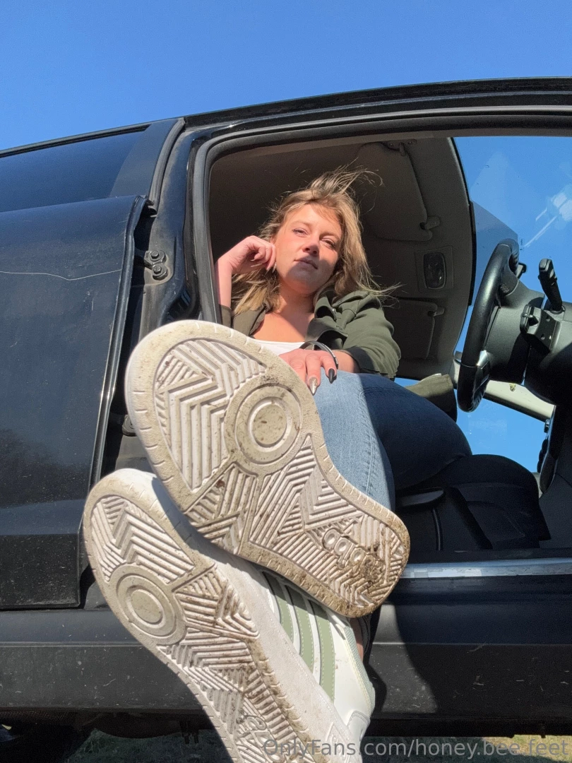 Knie dich hin und atme tief ein rast machen und mir die f e massieren part 2 