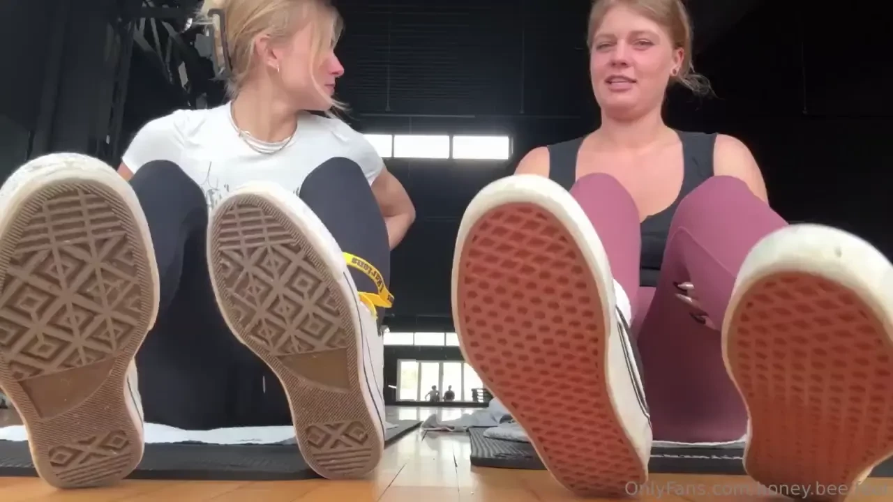 Sisteract im fitnessstudio sieh zu und genie es h ndchen 