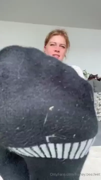 3 2 1 you cant stand this sweaty feet look how shiny they are 