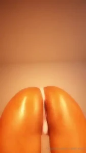 Happy monday and lets start the week with some oily ass shaking