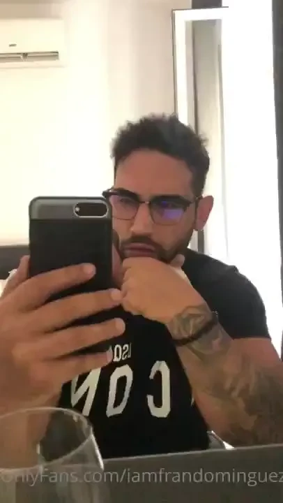 Im studying but i feel so hot i love sexy dance you like that tell me 