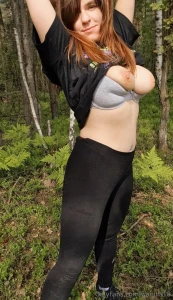 Poli mi cycki w lesie