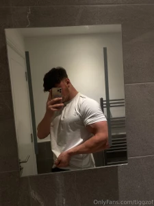 This photo would be so much more sexy if you was sucking my cock in it