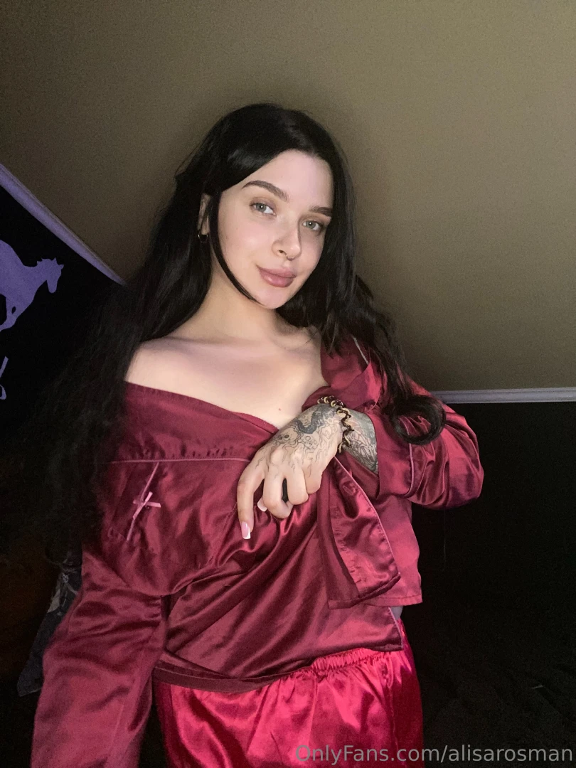 These pajamas are so slippery they come off quickly 