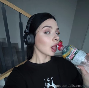 What music is playing in your headphones i m a music lover and i have