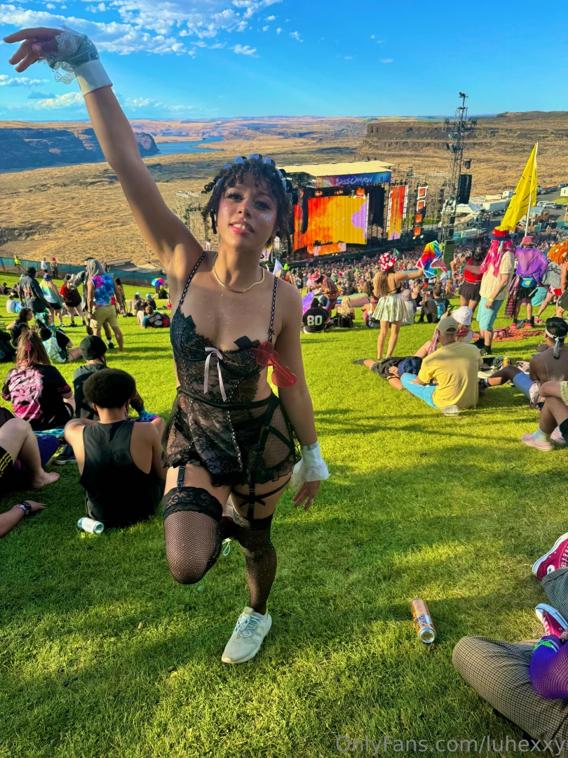 Just posted some cute pics of me in this fit on my couch to the main 