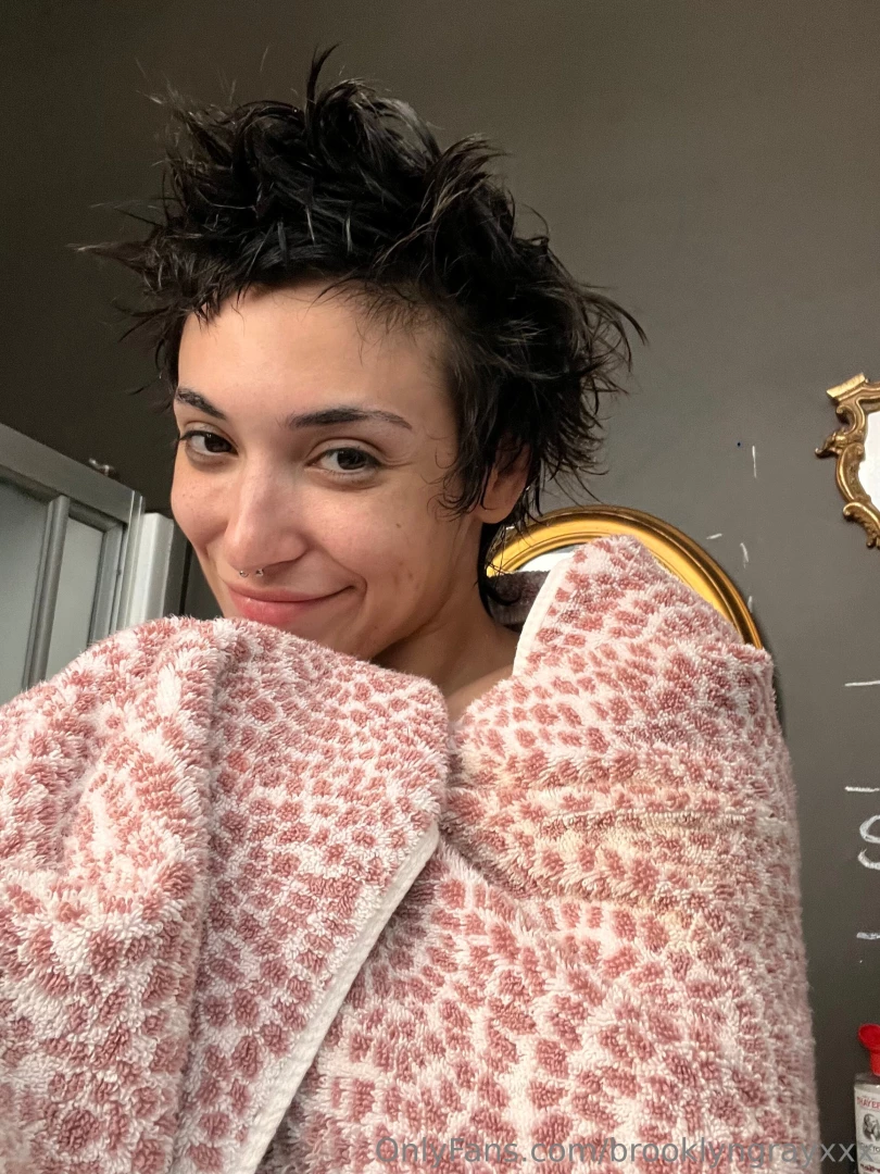 Gfe i just got out of the shower and i want a forehead kiss and a head 