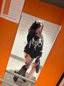 Randomly dumps a bunch of random selfies and nudes from my gallery