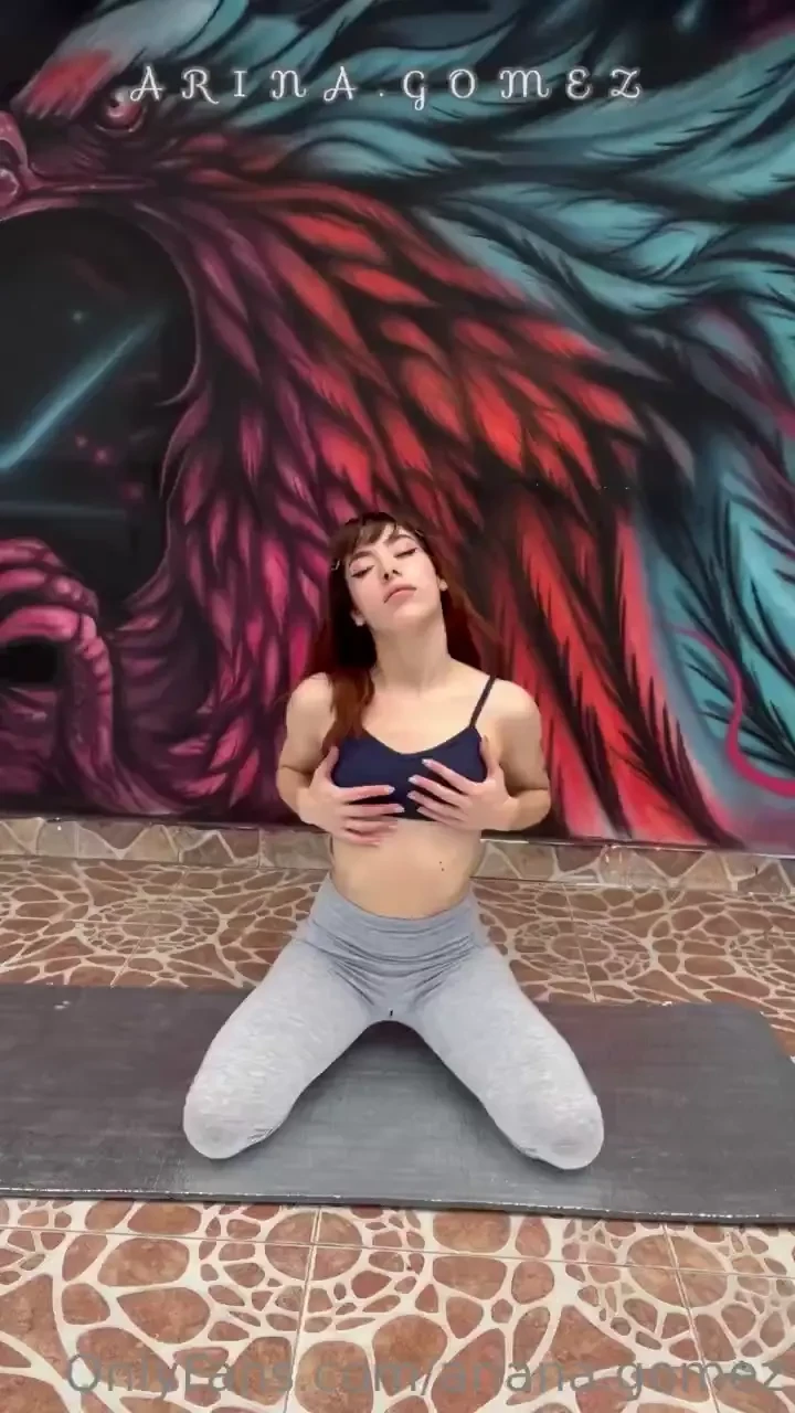 Finishing my yoga routine i broke my leggings and ended up very wet 