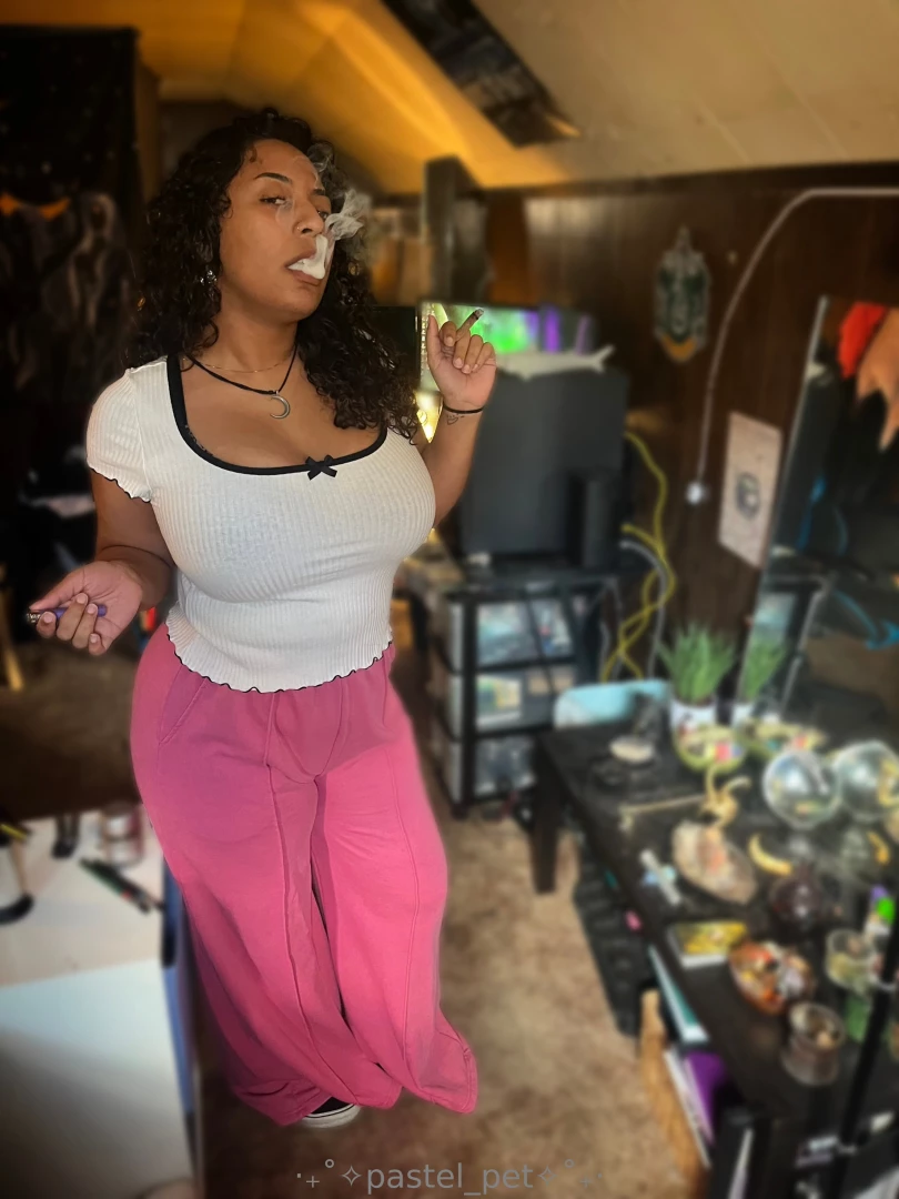 I love smoking weed happy tuesday lt 3 don t look at my altar it s part 1 