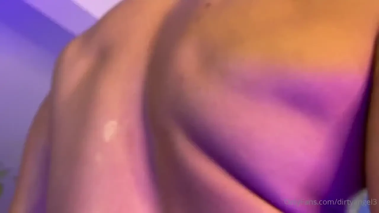 My body and my ass moves with electronic vibes 