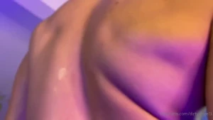 My body and my ass moves with electronic vibes