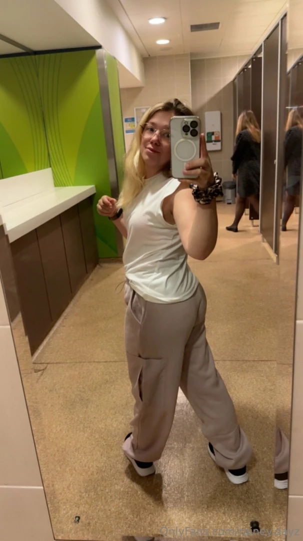 Outfit i wore and i only ended up getting some cute pink joggers so 