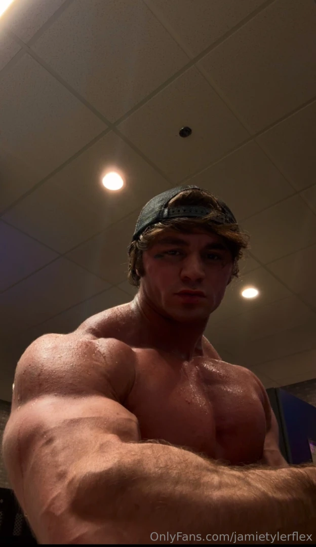 Over 20 mins in the dms 3 shirt rips big sexy flexing just getting the 
