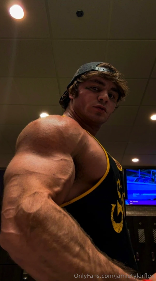 Over 20 mins in the dms 3 shirt rips big sexy flexing just getting the part 4 