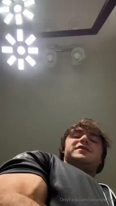 No pump just a casual bathroom walk in and noticed i m looking fine af 