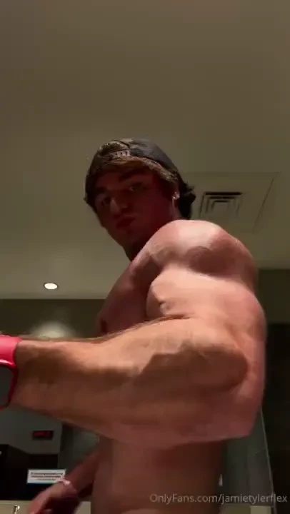 Pumped up muscle exploding in the dms 