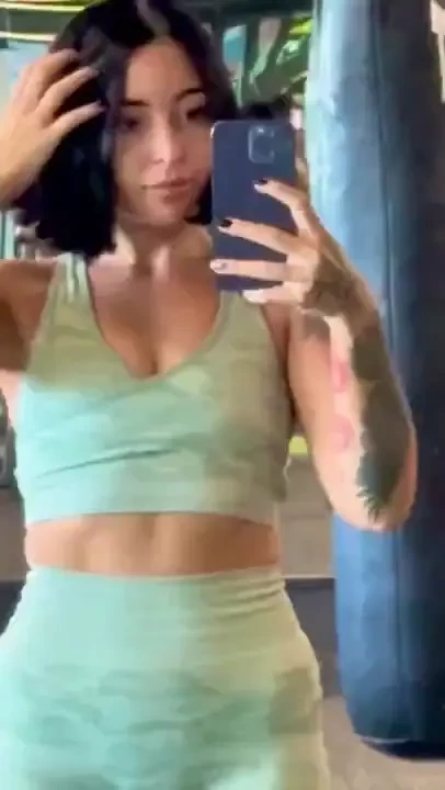 Ma vezi in sala si cum fug la baie atat de umeda 