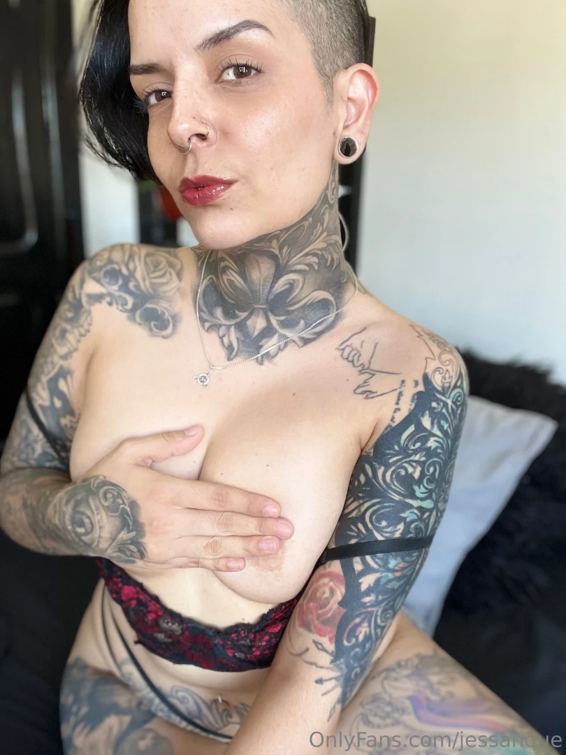 Available for vcall live private or sexting babe 