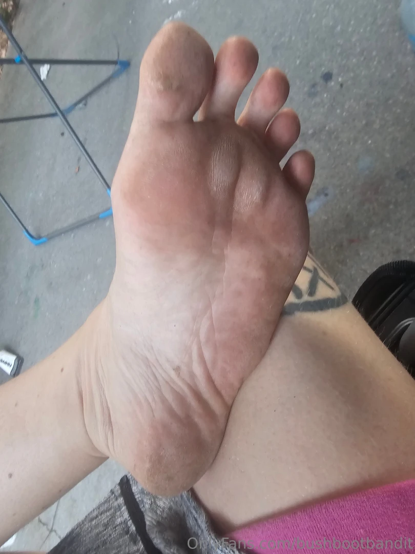 Heya i went on a longgg barefoot walk yesterday and my feet are sore part 2 