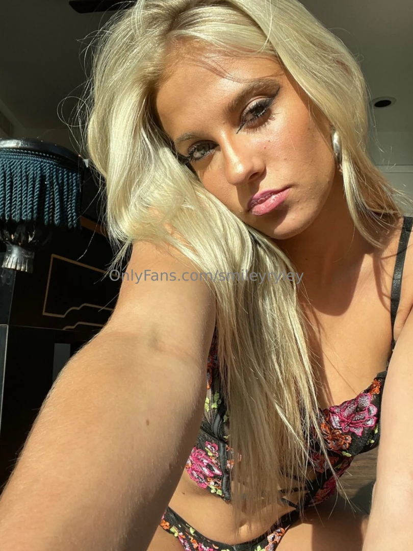 Good afternoon nudes anyone 