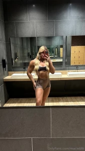 Gym girl flexing in the mirror