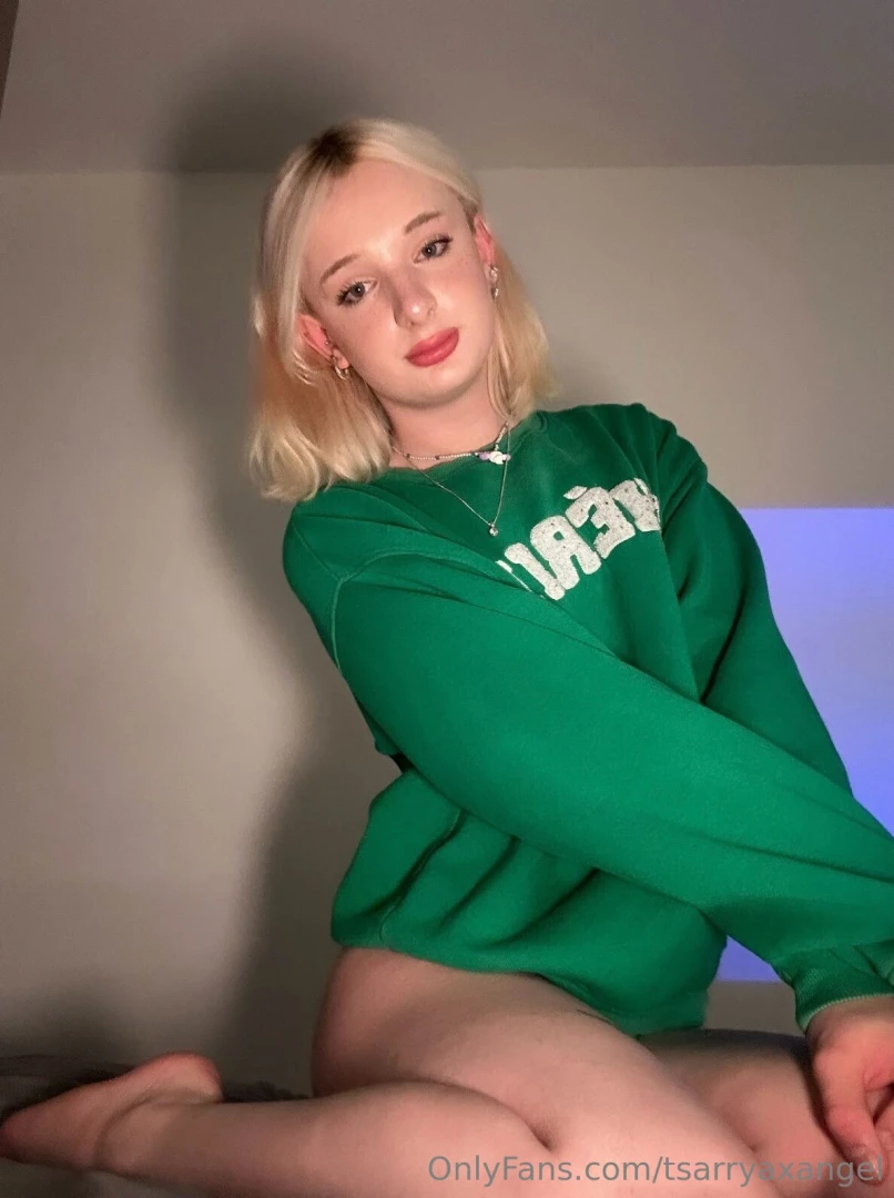 Sweet face but with filthy thoughts dare to find out 