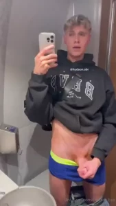 I could not hold back anymore i was soooo horny on the train today