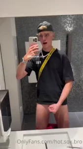 Spontaneous jerk off in the hotel bathroom today