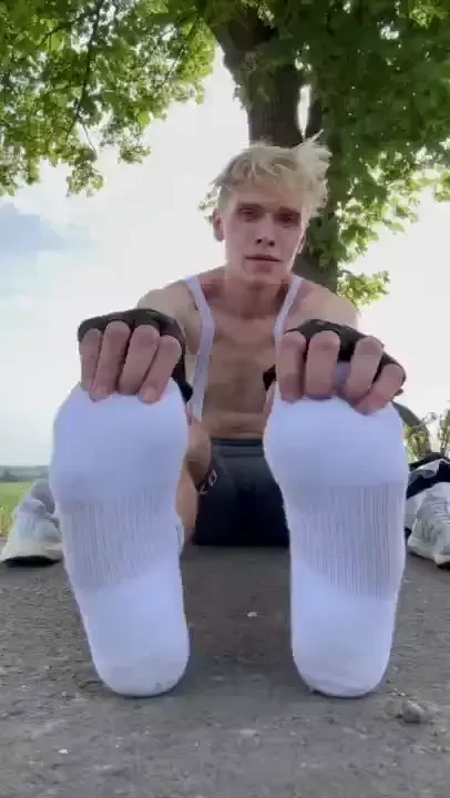 Haven t posted a foot video in ages who wants to massage my feet 