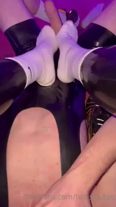 Foot job video loved rubbing his 19cm dick with my feet and making him 